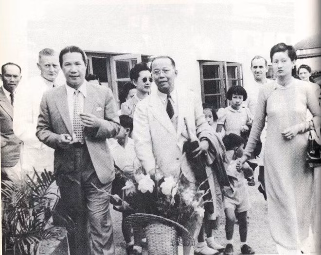 Sau đó không lâu, Nam Phương Hoàng hậu đưa con sang Hong Kong gặp cựu hoàng. Lẽ tất nhiên, khi chính thất xuất hiện, những người phụ nữ khác đều phải lánh mặt. Ngoài bức thư, không có chuyện rùm beng nào cả.