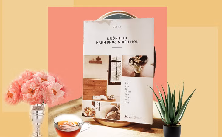 Có đôi khi bạn nhìn vào tủ quần áo đầy ắp với những chiếc váy chưa bao giờ mặc đến, thế nhưng bạn lại không lỡ "dọn dẹp" vì tiếc. Những thứ khác trong nhà cũng như vậy, đầy ắp bởi sự ám ảnh về vật chất và sự trói buộc. Đây chính là lý do tác giả Michelle viết “Muốn ít đi- Hạnh phúc nhiều hơn”.