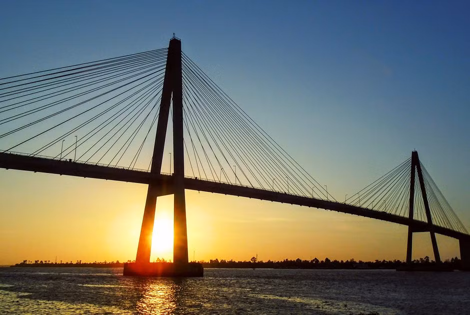 Rạch Miễu - Cầu thương hiệu Việt: Đây là một cây cầu dây văng nối liền 2 tỉnh Tiền Giang (Mỹ Tho) và Bến Tre, công trình do Việt Nam tự đầu tư, thiết kế và thi công. Cầu được khởi công từ tháng 4/2002 và khánh thành vào tháng 1/2009 do gặp khó khăn về tài chính. 