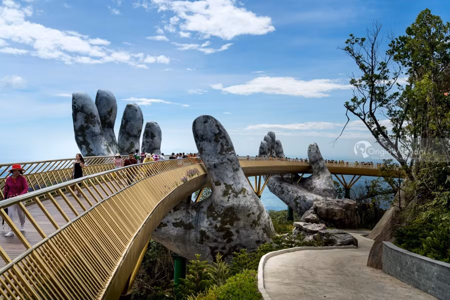 Cầu Vàng - Đà Nẵng: Đây là một trong những cầu độc lạ nhất Việt Nam. Với thiết kế đặc biệt, cầu được một đôi bàn tay "thần kì" "nâng đỡ". Cầu này nằm ở độ cao khoảng 1400 m, dài gần 150m, gồm 8 nhịp. Bước đến đây, cảm giác như dạo chơi trên mây.
