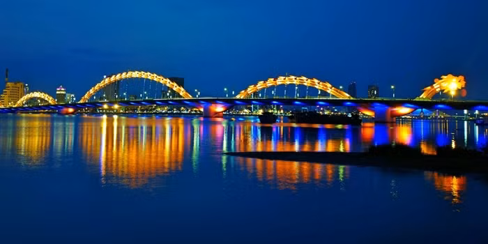 Cầu Rồng phun lửa Đà Nẵng: Điểm độc lạ của cầu Rồng là hình dáng được mô phỏng theo hình dáng oai phong của con rồng thời Lý, với nhịp thép có tổng chiều dài 568m và nặng lên đến gần 9.000 tấn. Cuối tuần “con Rồng” sẽ phun lửa và nước trên nền nhạc được thiết kế sẵn.