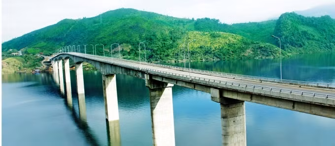 Pá Uôn - trụ cao nhất Việt Nam: Cầu nằm trên quốc lộ 279 bắc qua hồ sông Đà (thuộc xã Chiềng Ơn, huyện Quỳnh Nhai, tỉnh Sơn La). Cầu dài hơn 1,4 km; rộng 9 m. Cầu gồm hai mố và 11 trụ, trong đó trụ chính cao hơn 98 m. Nếu tính từ cao độ đáy sông lên đến cao độ mặt cầu là gần 104 m. Đây cũng là cây cầu có trụ cao nhất Việt Nam.