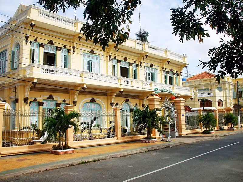 Đó là nhà công tử Bạc Liêu. Đây là công trình cổ giao thoa giữa kiến trúc Pháp – Việt do một kĩ sư người Pháp thiết kế vào năm 1919. Dinh thự rộng lớn mang trong mình vẻ đẹp cổ điển và quyền quý thời bấy giờ của công tử Bạc Liêu.