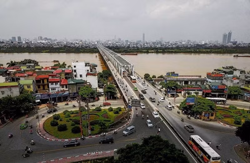 Người ta kể lại rằng, khi xây dựng cầu Chương Dương, vị thứ trưởng trẻ tuổi đã mạnh dạn tận dụng vật liệu thừa là các dầm sắt thừa ở cầu Thăng Long. Để các dầm sắt này phù hợp khổ cầu, ông chỉ đạo “chế sửa” lại theo cách riêng mà trên thế giới chưa từng làm.