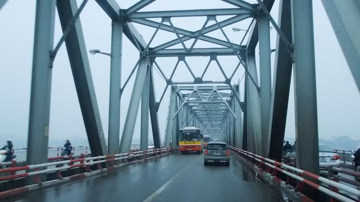 Cầu chia làm 4 làn xe chạy 2 chiều, ở giữa có phần cánh gà mỗi bên rộng 5m, phía ngoài cùng có làn đường dành cho xe máy rộng 1,5m. 