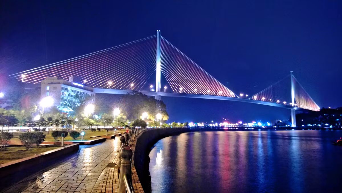 Lần đầu tiên Việt Nam áp dựng hai tháp cầu thẳng trên nền móng giếng hơi chìm xuống với độ ép kích thước hạng nặng. Chân trụ hai bên cao đến 90 m/ tháp. Đây là loại công nghệ hiện đại chỉ được sử dụng tại các nước phát triển. 