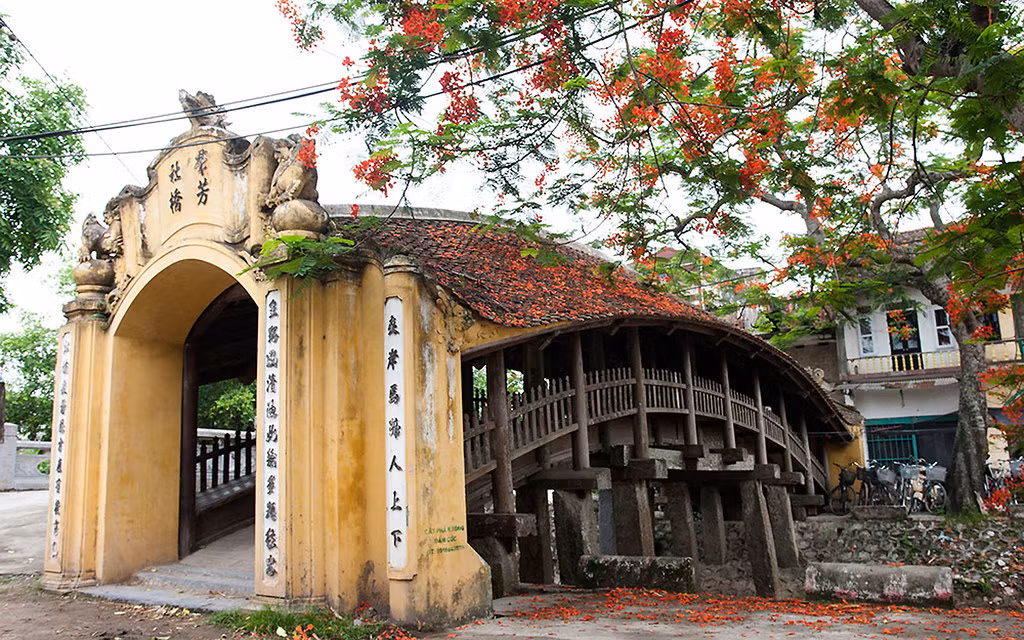 Cầu có 9 gian uốn cong tựa cầu vồng trên 18 trụ đá vững chãi. Hai bên cầu là hai dãy hành lang cũng được uốn cong để khách bộ hành có thể dừng chân ngồi nghỉ, phía ngoài hành lang là hàng lan can bằng gỗ.