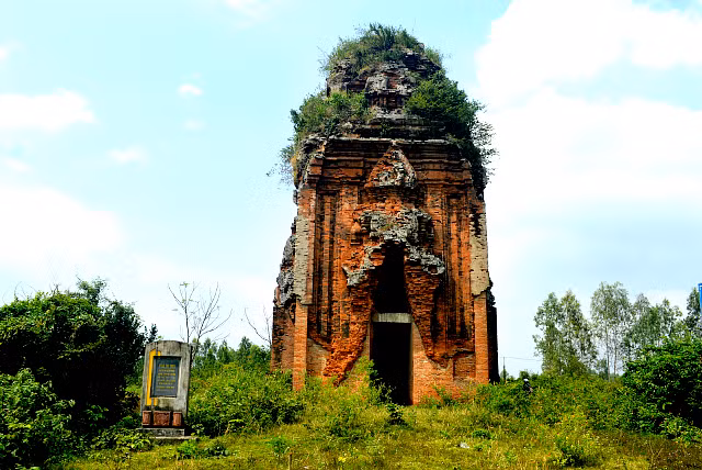 Tháp Thủ Thiện: Ca dao Bình Định có câu: “Vững vàng tháp cổ ai xây/ Bên kia Thủ Thiện, bên này Dương Long". Tháp là một kiến trúc tháp tầng vuông gồm thân và ba tầng phía trên mô phỏng than tháp nhưng nhỏ hơn. 