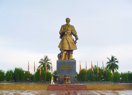 Cuộc đời của Trần Quốc Tuấn gắn liền chiến công ba lần đánh bại giặc Mông - Nguyên, đội quân hung hãn và tàn bạo nhất thế giới trong thế kỷ XIII. Ngay cả quân Mông - Nguyên đương thời cũng không dám gọi thẳng tên ông, chúng chỉ thường gọi ông là “An Nam Hưng Đạo đại vương”.