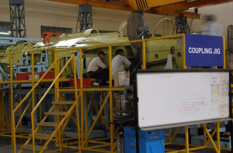 Tejas là thiết kế máy bay chiến đấu nội địa được phát triển bởi Hindustan Aeronautics Limited (HAL) nhằm thay thế vai trò tiêm kích MiG-21 già nua. Dù được khởi động từ những năm 80 nhưng mãi tới năm 2001, Tejas mới cất cánh lần đầu tiên.