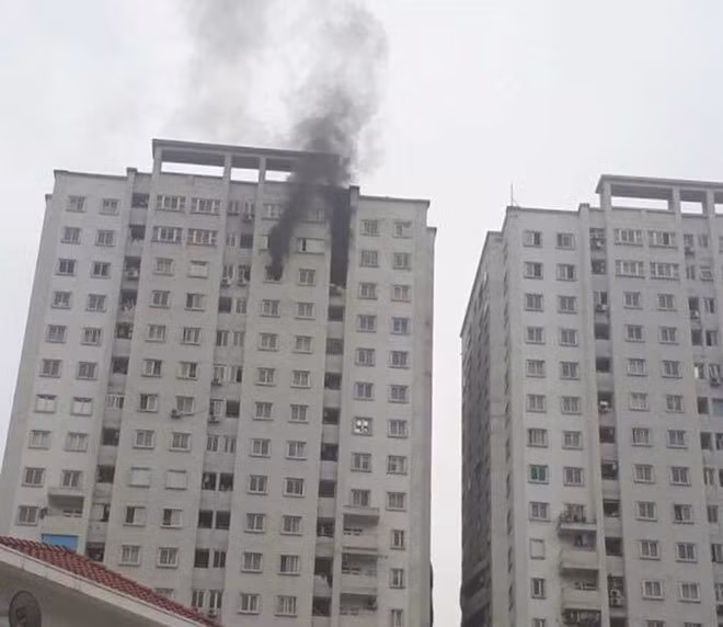 Khói đen bốc lên từ tầng 21 chung cư Văn Khê 10h sáng nay. Nguồn ảnh: Người Đưa Tin