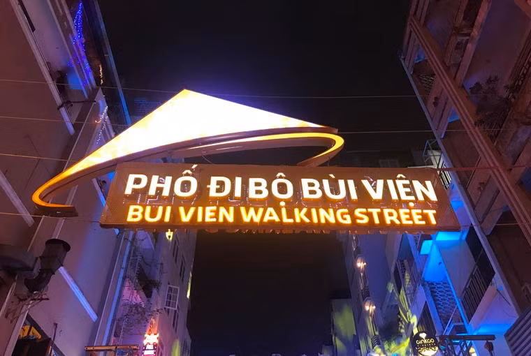 Tối 20/8, đường Bùi Viện - khu phố Tây (phường Phạm Ngũ Lão, quận 1, TP HCM) đã chính thức trở thành phố đi bộ. Phố dài 850m từ mũi tàu đường Nguyễn Thái Học - Trần Hưng Đạo đến đường Cống Quỳnh.