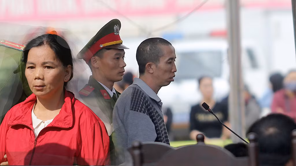 Thu chỉ thừa nhận đã bán 4 viên hồng phiến cho Công. Tuy nhiên, căn cứ lời khai các bị cáo đã nhận tội và tài liệu thu thập được, tòa khẳng định Thu đã mua ma túy để bán cho Công. 