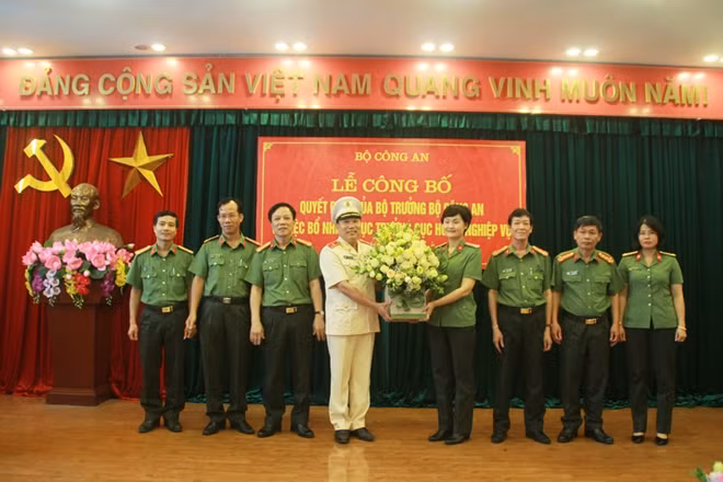 Thứ trưởng Nguyễn Duy Ngọc đề nghị thiếu tướng Tô Văn Huệ tiếp tục nỗ lực, phát huy kinh nghiệm, trí tuệ, nâng cao năng lực công tác, đoàn kết cùng tập thể, hoàn thành tốt các nhiệm vụ được giao. 