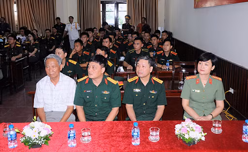 Thiếu tướng Ngô Thị Hoàng Yến là đảng viên Đảng Cộng sản Việt Nam. Tháng 3 năm 2014, Ngô Thị Hoàng Yến là thượng tá công an, Giám đốc Trung tâm Thông tin Quốc gia về tội phạm thuộc Cục Hồ sơ nghiệp vụ Cảnh sát, Bộ Công an. (Thiếu tướng Ngô Thị Hoàng Yến ngồi hàng ghế đầu tiên bên phải).