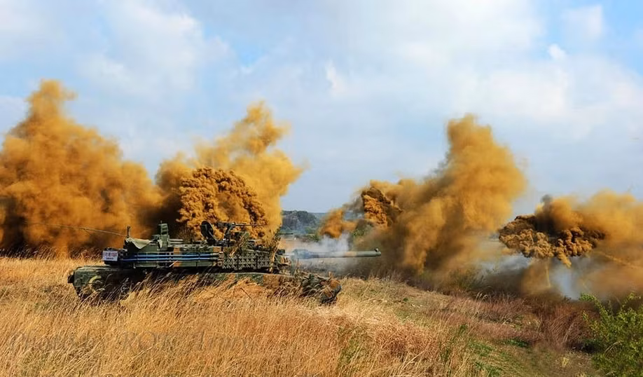Xe tăng chủ lực K2 Black Panther là loại tăng hiện đại nhất của Lục quân Hàn Quốc hiện nay, được trang bị hàng loạt công nghệ tiên tiến bậc nhất thế giới, ví dụ gồm: hệ thống quản lý chiến đấu, theo dõi tự động, nạp đạn tự động, hệ thống tự vệ tích cực (bảo vệ mềm soft-kill và bảo vệ cứng hard-kill), hệ thống dẫn đường, bộ phận treo bán chủ động, hệ thống tăng áp chống vũ khí NBC... Đơn giá một chiếc lên tới 7,1 triệu USD theo tỷ giá năm 2009.