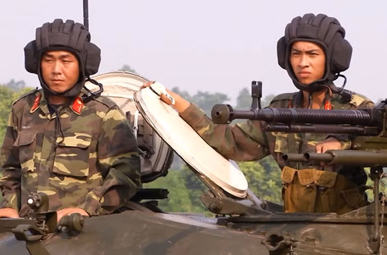 …và một đại liên DShK 12,7mm trên nóc tháp pháo có thể sử dụng để phòng không khi cần. Ảnh: Đại Dương