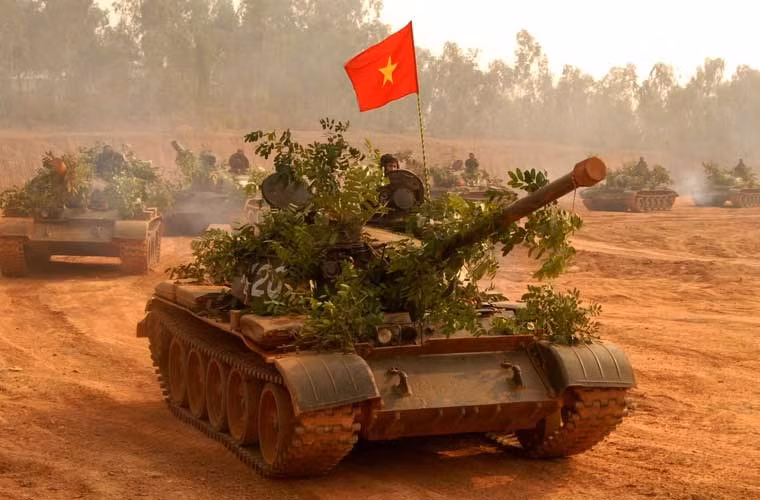 Quân đội Nhân dân Việt Nam tiếp nhận những chiếc xe tăng T-54 đầu tiên từ Liên Xô vào ngày 29/2/1962 gồm 11 chiếc. Các năm tiếp theo ta nhận được thêm hàng chục chiếc khác. Ngày 22/6/1965, Trung đoàn xe tăng 203 được thành lập với trang chủ yếu là xe tăng T-54. Đây là loại tăng hiện đại nhất của QĐND Việt Nam trong cuộc kháng chiến chống Mỹ. Nguồn ảnh: BTL Binh chủng TTG