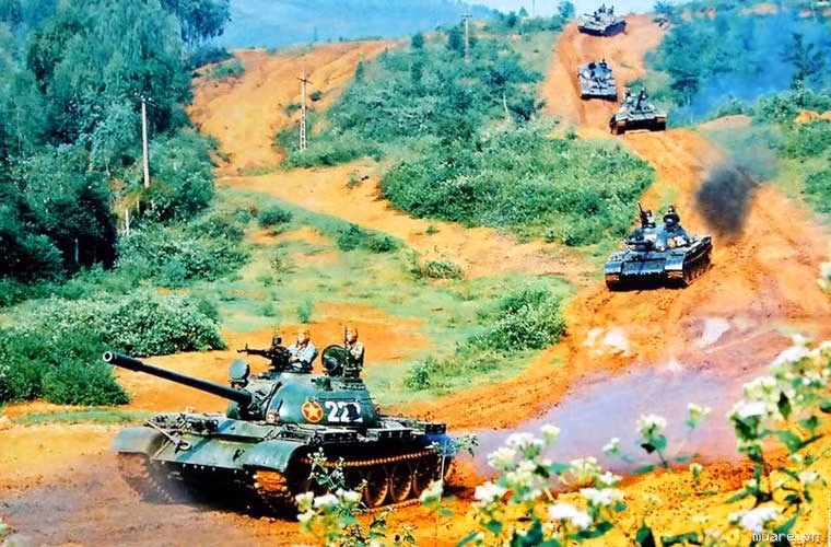 T-54 là cỗ xe tăng huyền thoại trong lịch sử xe tăng thế giới, nó chính thức ra đời năm 1946 và liên tục được cải tiến tới tận năm 1966 ở Liên Xô, Ba Lan và Tiệp Khắc. Ước tính gần 40.000 chiếc T-54 gồm nhiều biến thể đã được sản xuất. Nguồn ảnh: BTL Binh chủng TTG