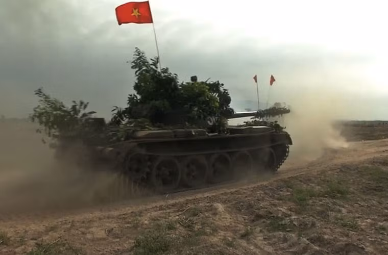 T-54 có khả năng cơ động tốt với động cơ diesel 500 mã lực cho tốc độ 45-55km/h, có khả năng lội nước sâu 5m với khí tài hỗ trợ cần chuẩn bị 30 phút. Ảnh: Đại Dương
