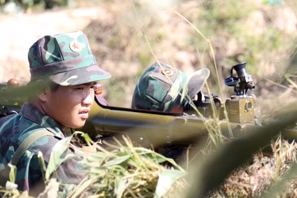 Các chiến sĩ tập trung quan sát, sẵn sàng tiêu diệt mục tiêu.