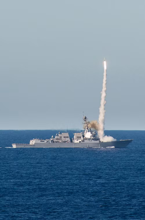 Còn đây là hình ảnh tên lửa SM-2 rời bệ phóng tàu khu trục USS Stockdale (DDG 106) trong cuộc bắn thử hôm 11/11/2015.