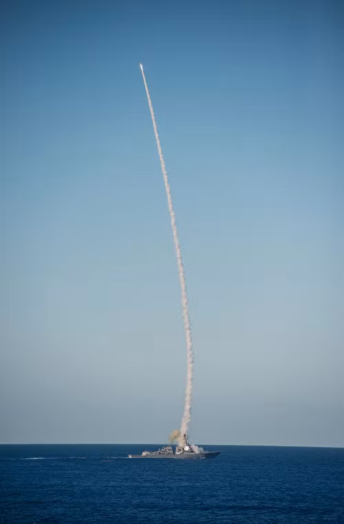 Tên lửa phòng không SM-2 (hay còn gọi là RIM-66 Standard Missile) nặng 707kg, dài 4,72m, đường kính thân 340m, trang bị đầu nổ phá mảnh dùng ngòi nổ radar.