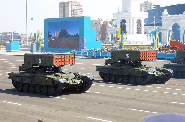 Xe chiến đấu TOS-1A thiết kế với bệ phóng 24 nòng cỡ 220mm với hai loại đạn nhiệt áp có MO.1.01.04 và MO.1.01.04M với chiều dài lần lượt là 3,3 và 3,7m, nặng 173kg và 217kg, tầm bắn 400-6.000m.