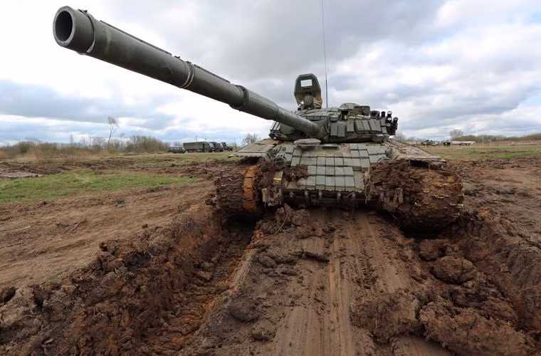 So với T-72A/M của Syria thì T-72B hiện đại hơn về nhiều mặt, ví dụ như giáp bảo vệ, với phần mặt trước tháp pháo và thân xe tăng được tăng cường thêm giáp phức hợp được Mỹ đặt biệt danh là "Super Dolly Parton". Ngoài ra, toàn bộ phần thân và tháp pháo được tăng cường giáp phản ứng nổ ERA Kontakt-1.