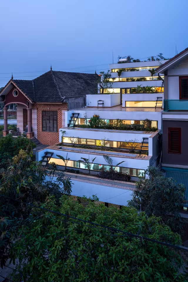  3. Nhà ruộng bậc thang ở Hà Tĩnh Ngôi nhà ruộng bậc thang ở Hà Tĩnh được hoàn thành vào năm 2015, nằm trong chuỗi dự án phát triển kiến nông (Agritecture) với quan điểm coi sự hòa trộn Kiến trúc (Architecture) với Nông nghiệp (Agriculture) là nền tảng của phát triển bền vững. Ảnh: ArchDaily.