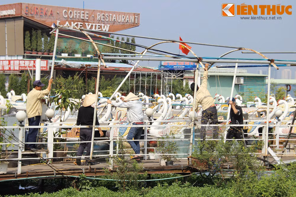 Tại nhà hàng Potomac restaurant &amp; coffee, công nhân cũng bắt đầu dỡ khung trang trí trên cổng dẫn vào nhà hàng nổi.