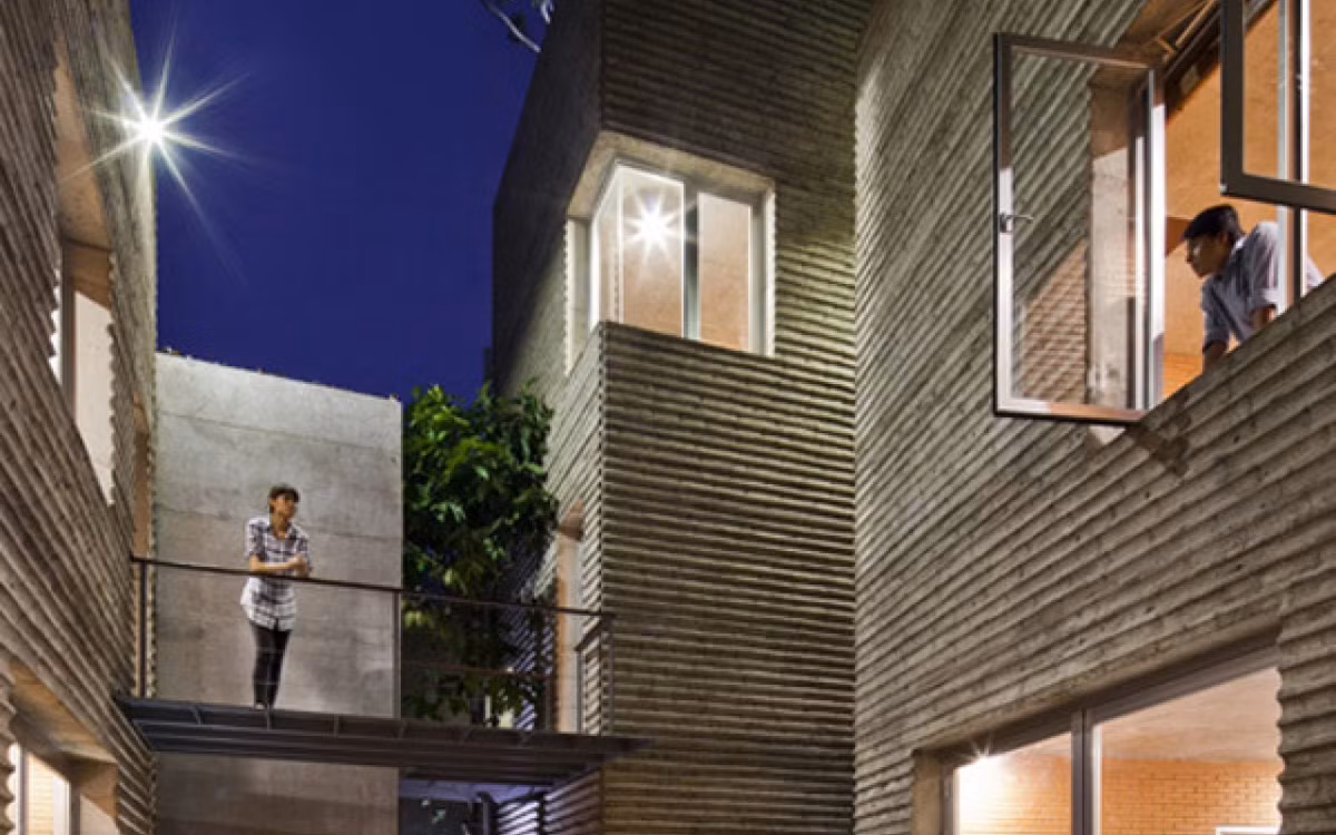 Công trình xây dựng trên một lô đất trống diện tích 474.3m², dựa trên ý tưởng những chậu cây cực kỳ độc đáo. “House for trees” được chia thành 5 khối lăng trụ, phần mái được trồng cây xanh. Khoảng đất trống giữa các khối lăng trụ được tận dụng để tạo nên những khu vườn nho nhỏ. Ảnh: Trí Thức Trẻ.