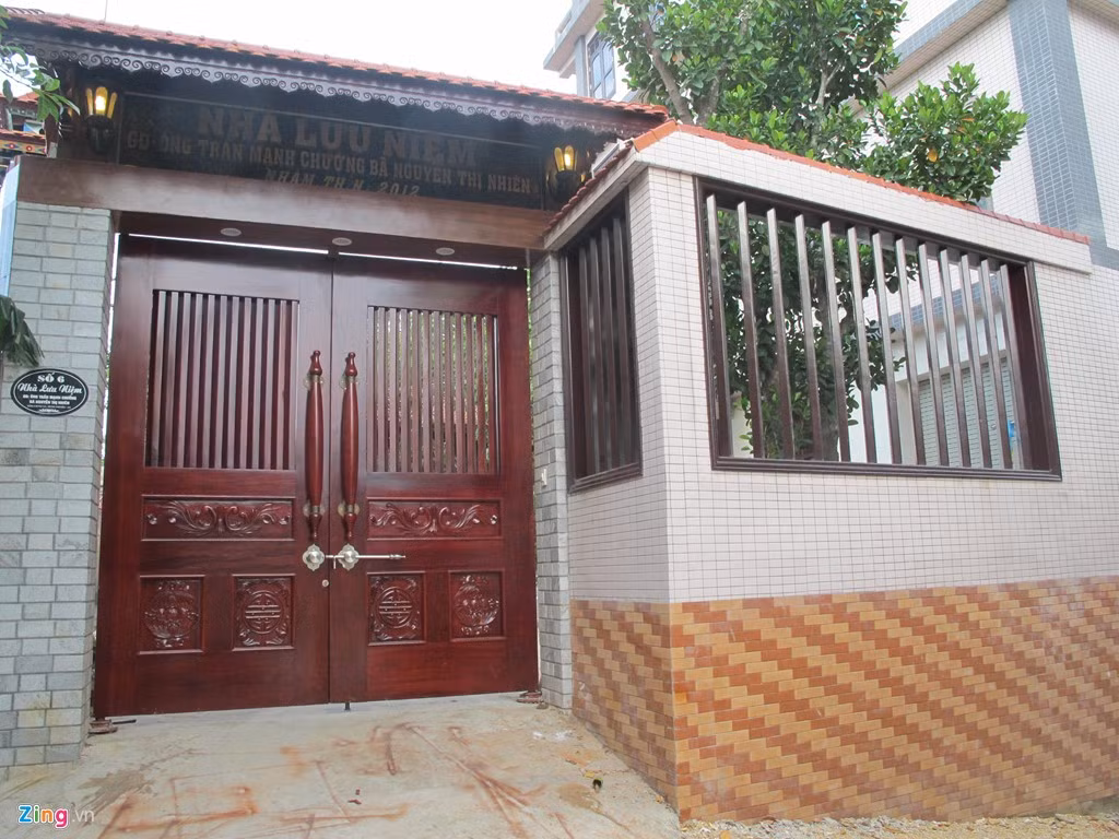  3. Biệt thự làm từ 700 m3 gỗ đinh hương Biệt thự độc nhất vô nhị làm từ 700 m3 gỗ đinh hương tọa lạc trên một nền đất rộng ngay dưới chân đê sông Lam thuộc xóm 3, xã Hưng Xá, huyện Hưng Nguyên (Nghệ An). Đây là căn nhà lưu niệm do các con ông Trần Quang Chưởng và bà Nguyễn Thị Nhiên (đã mất) đóng góp làm nhà lưu niệm cho đấng sinh thành. Ảnh: Zing.