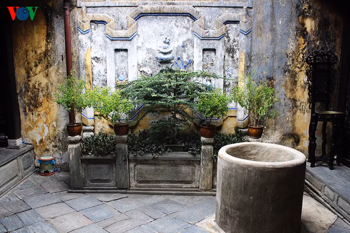 Ngôi nhà cổ có dạng hình ống, được xây dựng với kiểu nhà đặc trưng hai tầng hai nếp, hai mặt thông ra đường. Mặt tiền thông ra đường Nguyễn Thái Học để mở hiệu buôn, mặt hậu thông ra đường Bạch Đằng giáp với bến sông để thuận tiện trong việc xuất nhập hàng hóa. Ảnh: VOV.