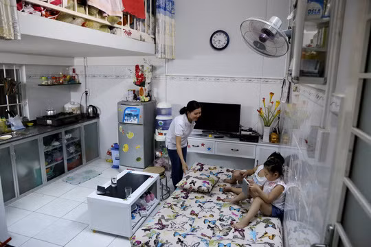 Tầng một có thể vừa làm nơi tiếp khách hoặc giường ngủ cho trẻ nhỏ. Ảnh: Người lao động.
