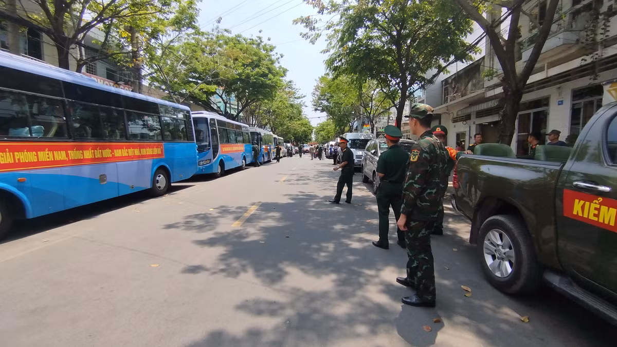 Đoàn xe chờ sẵn để đưa các chiến sĩ về TP HCM.