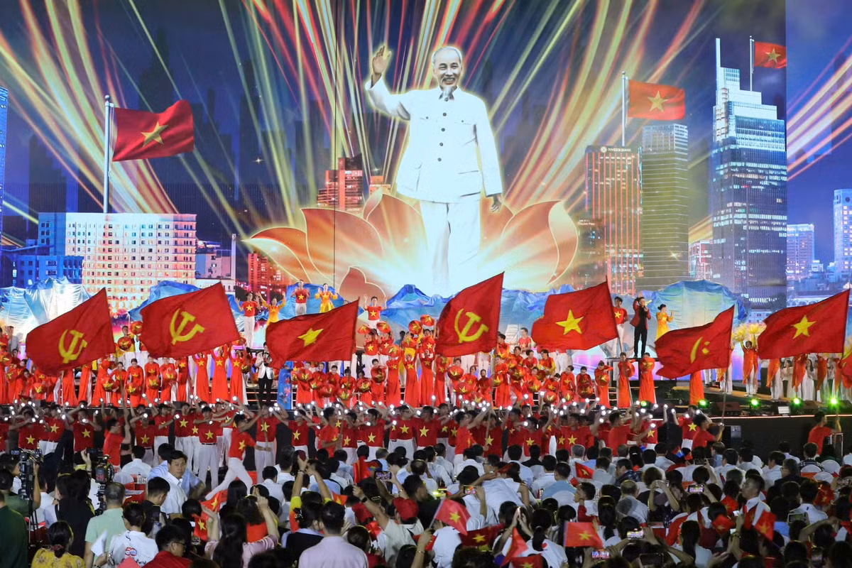 Hào khí đại thắng tái hiện trong chương trình “Mùa Xuân thống nhất” - Hình 2 Hao khi dai thang tai hien trong chuong trinh “Mua Xuan thong nhat”-Hinh-2