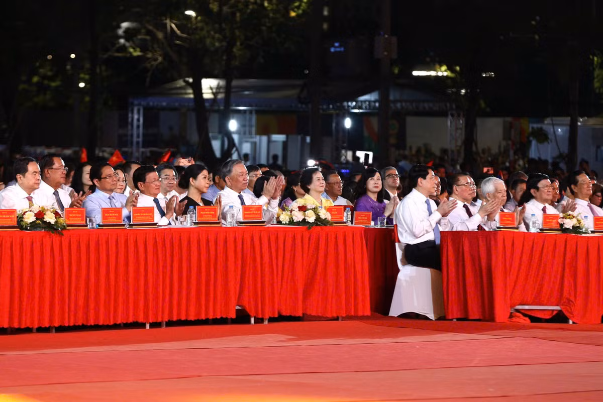 Hào khí đại thắng tái hiện trong chương trình “Mùa Xuân thống nhất” Hao khi dai thang tai hien trong chuong trinh “Mua Xuan thong nhat”
