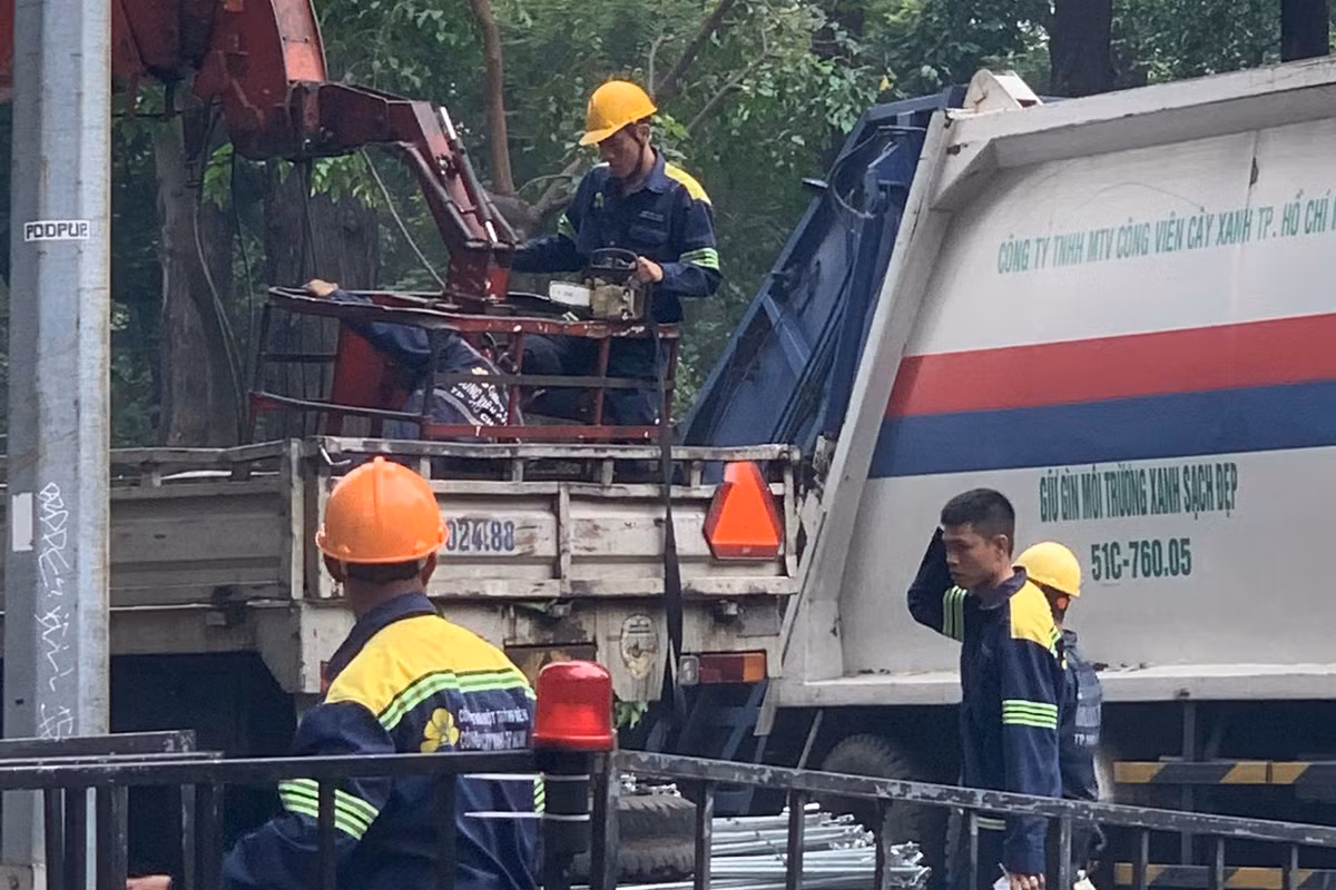 Những người công nhân làm việc trong thời tiết nắng gắt giữa trời Sài Gòn. 