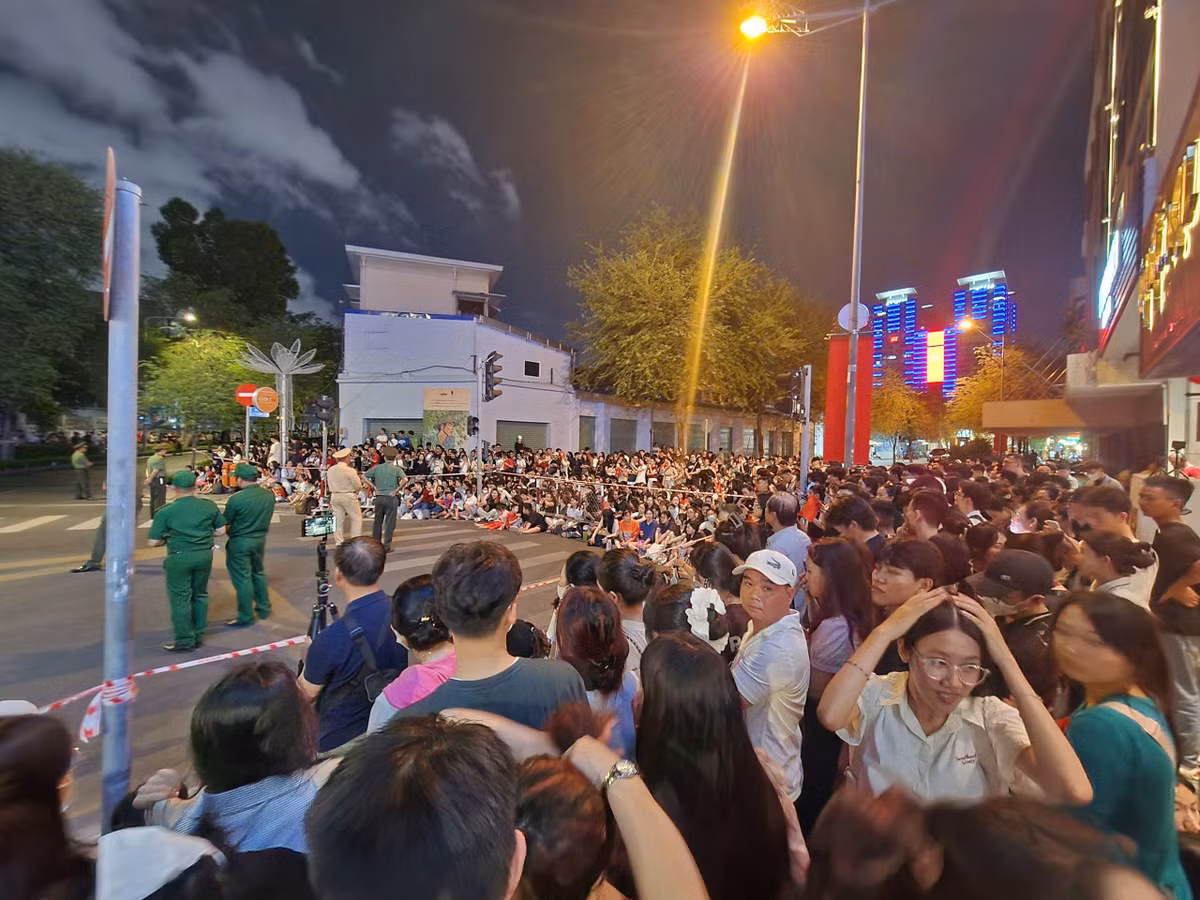 TP HCM: Hang nghin nguoi dan hao huc chao don doan quan dieu binh hop luyen-Hinh-4
