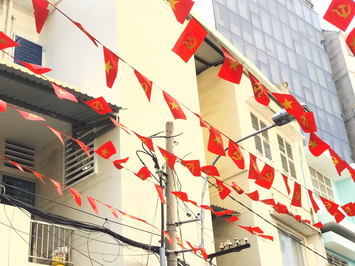 Cờ Đảng, cờ sao vàng tại các con hẻm nhỏ.