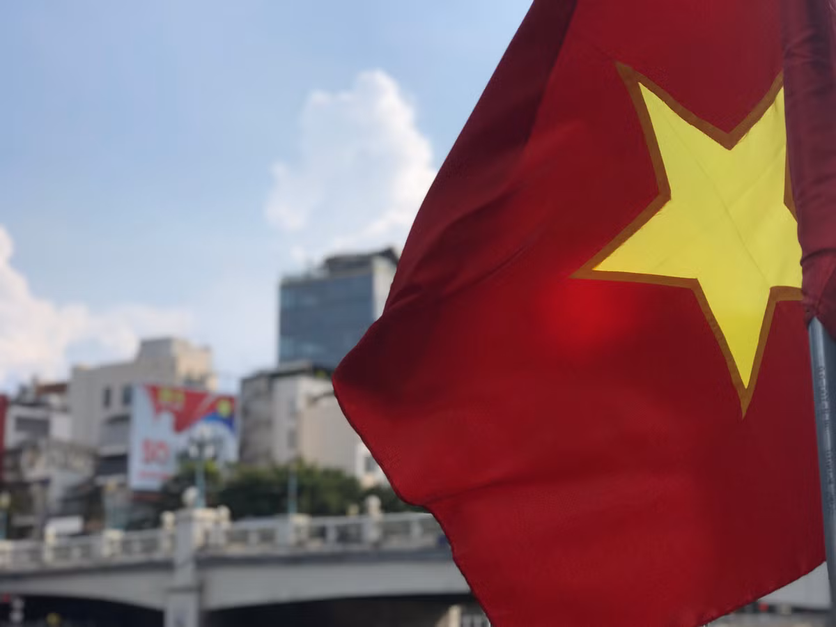 Nhiều khu dân cư cũng chủ động treo cờ, dựng băng rôn với các khẩu hiệu cổ động tinh thần đoàn kết, lòng yêu nước và niềm tự hào dân tộc.
