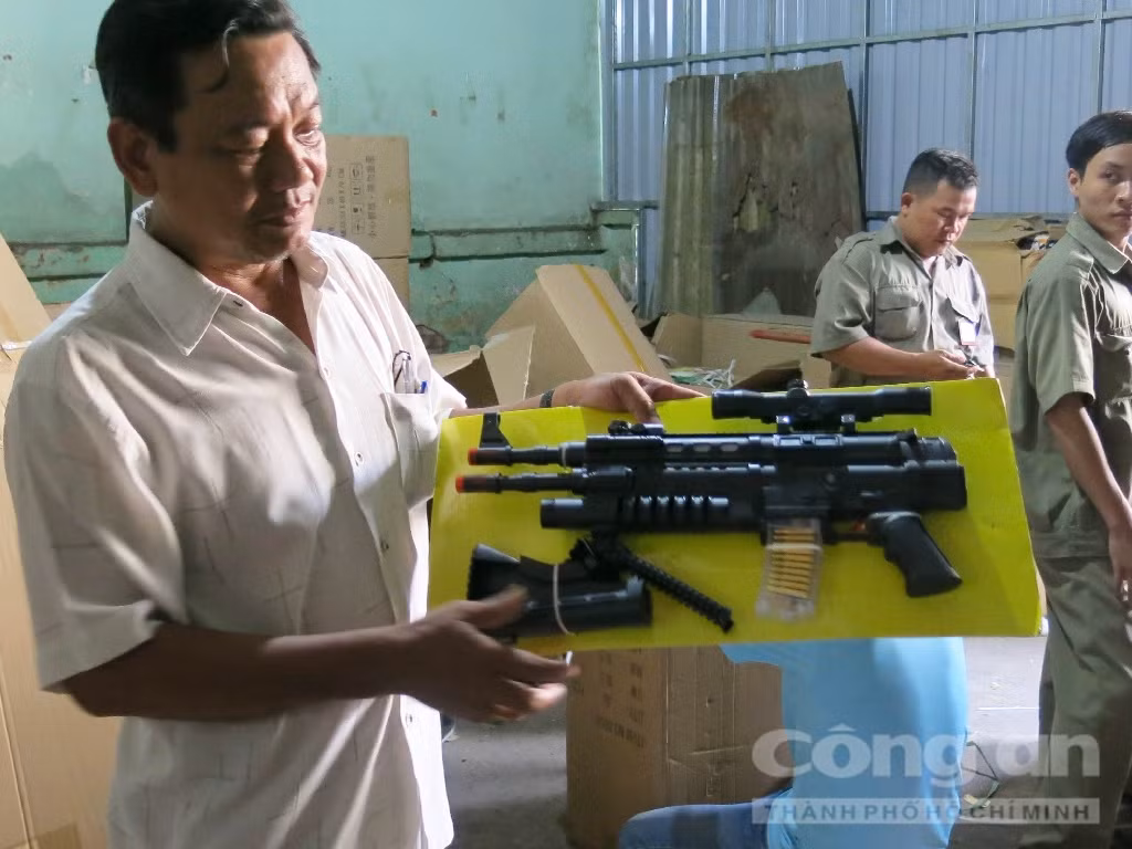 TPHCM: Tam giu kho hang hon 1.500 sung, kiem cac loai