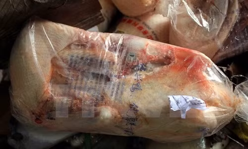Bat giu hon 100kg thit gia cam dong lanh nhap lau tu Trung Quoc