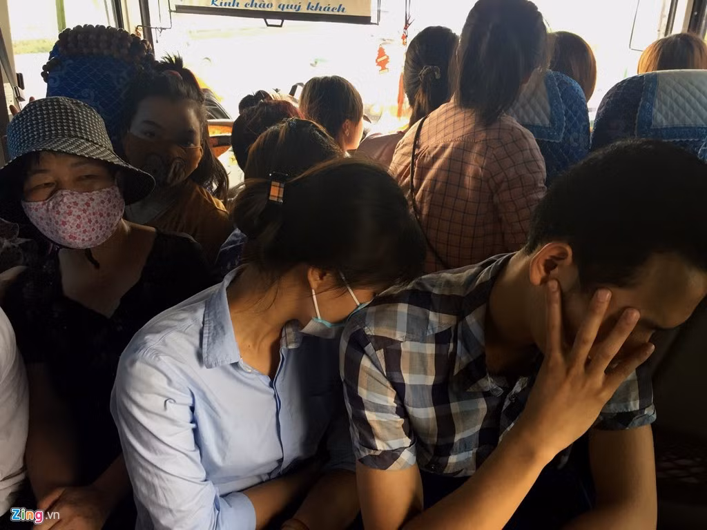 Khu vực buồng lái xe khách Phượng Hưng không còn chỗ trống, hành khách không thể nhúc nhích. 