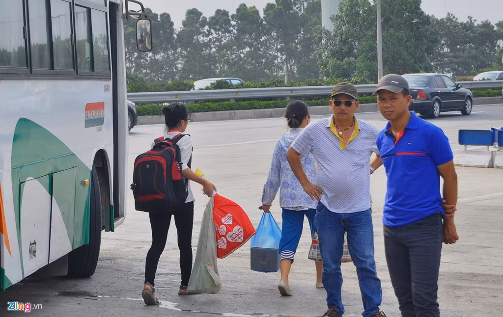 Cùng thời điểm, nhiều xe khách bị kiểm tra vội vàng thả khách xuống giữa đường né tránh cảnh sát. Khi bị lập biên bản, tài xế sẽ bị phạt 400.000 đồng/người quá tải trọng (đối với tuyến đường dưới 300 km) và 900.000 đồng/người quá tải trọng (đối với tuyến dài trên 300 km) và tước giấy phép lái xe tài xế. 