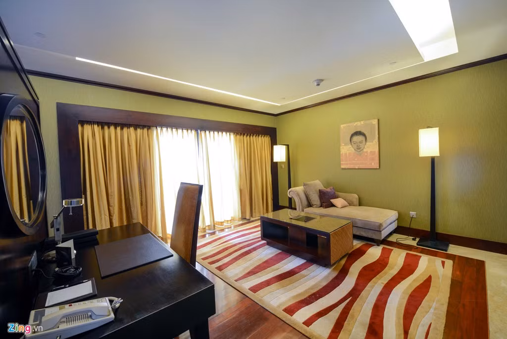 Bàn làm việc cùng salon nghỉ ngơi trong phòng ngủ chính.