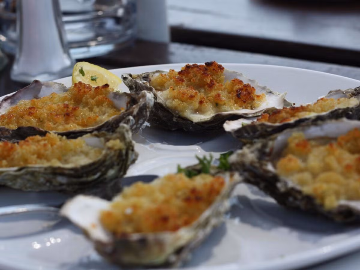 Và một khi tới Galway, bạn nên tới nhà hàng Moran’s Oyster Cottage để thưởng thức món hàu nức tiếng nơi đây. Ảnh: Business Insider