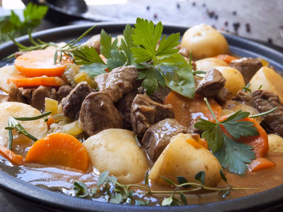 Khách du lịch thập phương sẽ không quên hương vị của món thịt hầm Ireland nổi tiếng được làm từ thịt cừu non trộn với thịt bò, cà-rốt, khoai tây. Ảnh: Business Insider