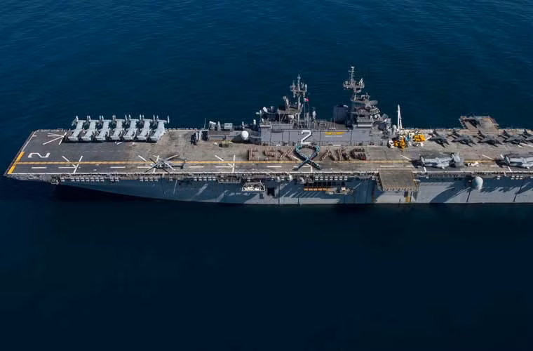 Hơn 630 thủy thủ, lính thủy đánh bộ và nhân viên dân sự trên tàu đổ bộ tấn công USS Essex (LHD 2) xếp tạo hành dòng chữ "ESX ARG" - viết tắt của cụm từ Sexual Assault Awareness and Prevention Month - hưởng ứng tháng phòng chống và nâng cao nhận thức tấn công tình dục.